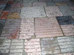 The walks and streets in the historic center of Aviés look like this